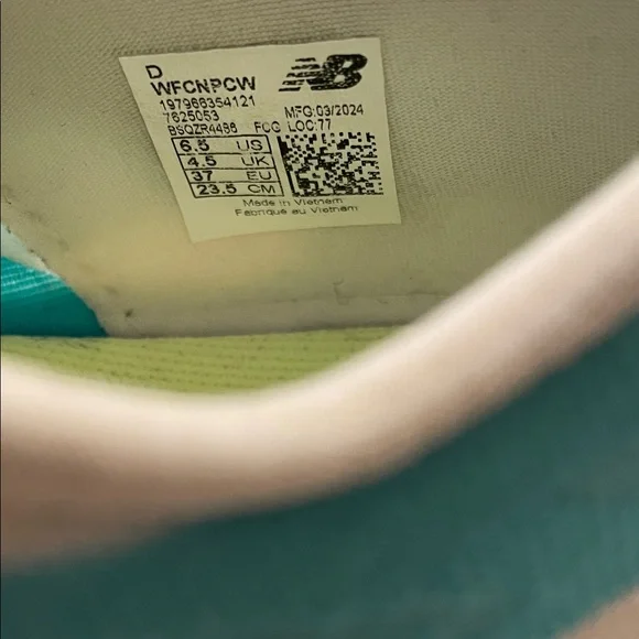 New Balance Aqua and White Running Shoes - Picture 2 of 6